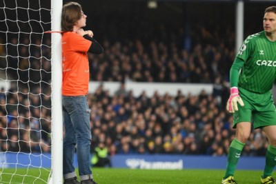 Demonstrant bindt zich vast aan doelpaal bij Everton - Newcastle - De Limburger