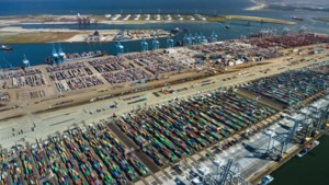 Extra controles in de haven: bij een lading voor Rusland gaat de grote knipschaar in de container