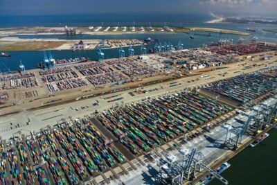 Extra controles in de haven: bij een lading voor Rusland gaat de grote knipschaar in de container
