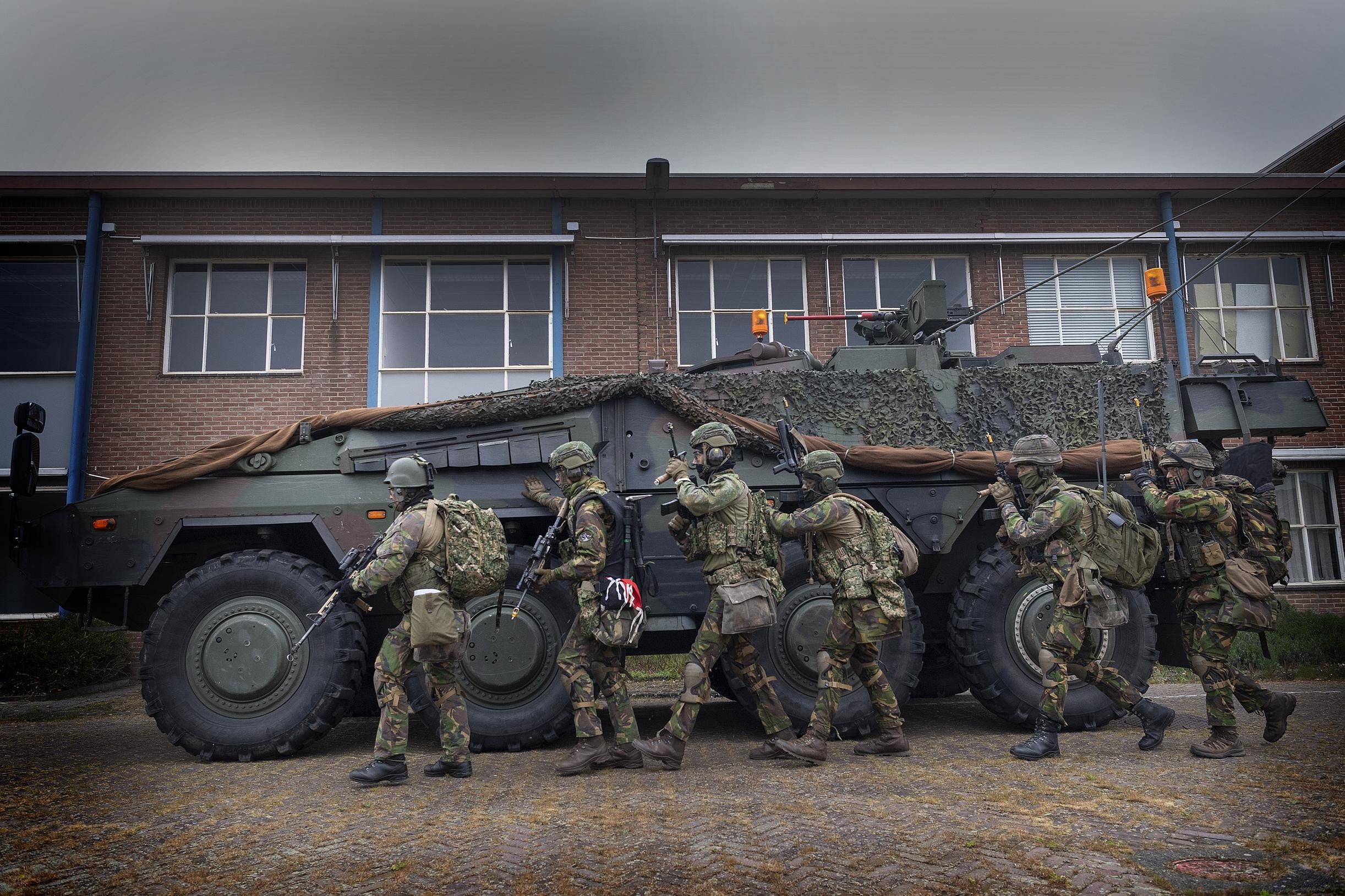 Koninklijke Landmacht Met Militaire Voertuigen Present In Ei De Limburger