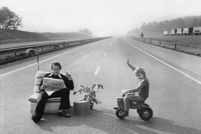 Zo stil was het op de autoloze zondagen in de jaren 70: krantje lezen midden op de snelweg