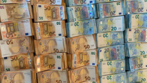Vrouw met bijna 400 duizend euro cash in koffer opgepakt op Schiphol
