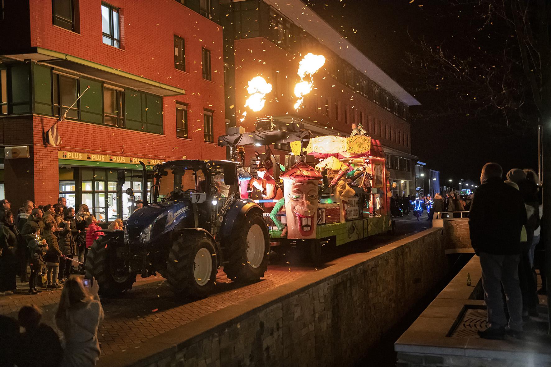 Bezoekers lichtstoet Schinveld mogen auto niet langs optocht... - De Limburger