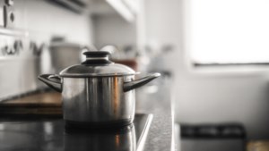 Alleen eenpansgerechten of de oven niet voorverwarmen – hoe kun je zuiniger koken?