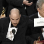 Een streaker, een valpartij en een verkeerde enveloppe: de Oscar-uitreiking was vaker opzienbarend