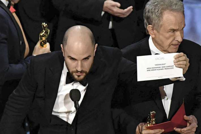 Een streaker, een valpartij en een verkeerde enveloppe: de Oscar-uitreiking was vaker opzienbarend