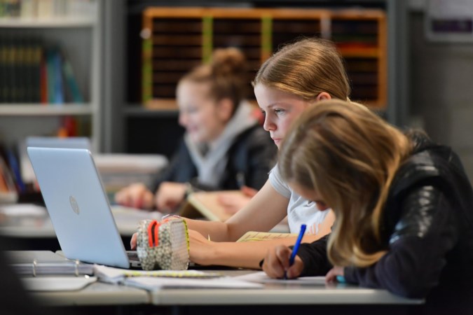 Aanmelding voor middelbare school in Limburg: ‘We willen niet terug naar de massale open dag’