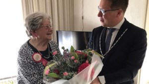 Burgemeester Beesel bezoekt en feliciteert honderdjarige in Offenbeek