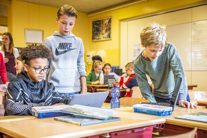 ‘Je kunt niet altijd direct zien of iemand arm is’: leerlingen in Venlo starten lespakket dat armoede bespreekbaar moet maken