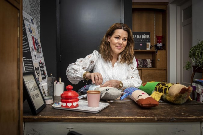 Linda uit Maasbree maakt knuffels van kleding van overleden mensen: ‘Ik wil verlies een gezicht geven’ 