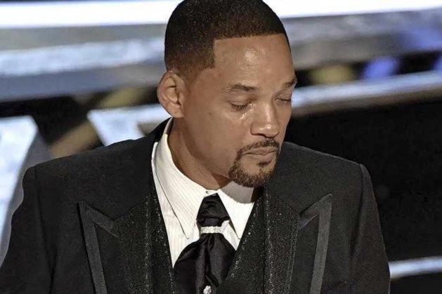 Will Smith weigerde Oscaruitreiking te verlaten na oproep daartoe, Chris Rock krijgt staande ovatie