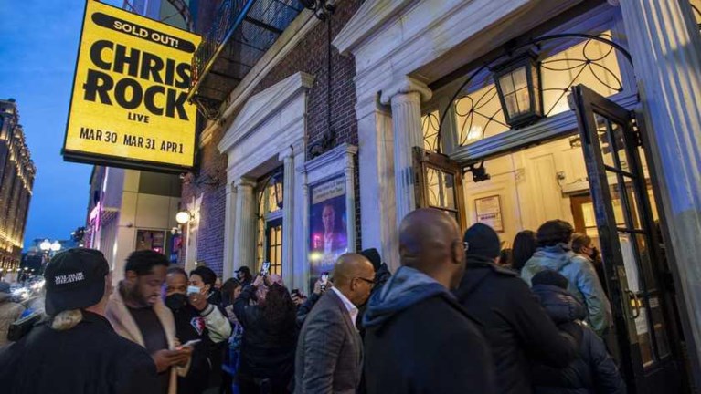 Will Smith weigerde Oscaruitreiking te verlaten na oproep daartoe, Chris Rock krijgt staande ovatie