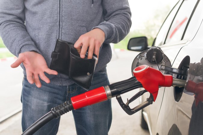 1 april, maar geen grap: in Duitsland is de benzine ineens duurder dan in Nederland én toch tanken Limburgers nog dure Duitse benzine