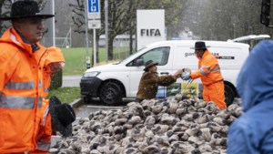 6500 ‘voetballen’ gedeponeerd voor hoofdkantoor FIFA als protest tegen WK in Qatar