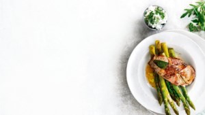 Saltimbocca met groene asperges: eenvoud uit de Romeinse keuken