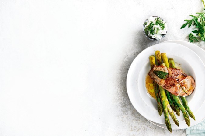 Saltimbocca met groene asperges: eenvoud uit de Romeinse keuken