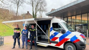 Wijkbus politie en handhaving Gulpen-Wittem vandaag op weekmarkt Mechelen
