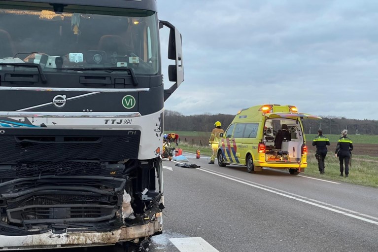 Auto botst met vrachtwagen: dode bij ongeval op N276 in Sint Joost