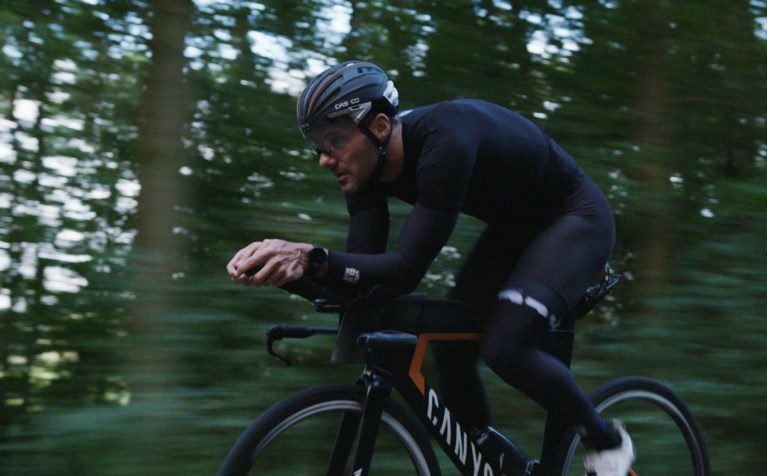 Ironman Kampioen Bas Diederen gaat, namens Netwerk Vitaal Limburg (NVL), op zoek naar de vitaalste werkgever van Limburg