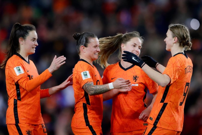 Oranje Leeuwinnen verslinden Cyprus en evenaren recordzege: Vivianne Miedema scoort zes keer