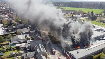 Grote brand bij glasfabriek Swalmen onder controle, bedrijf noemt dakdekkerswerk als oorzaak