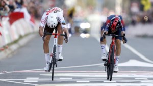 Van der Poel mist podium Amstel Gold Race, Kwiatkowski wint na fotofinish
