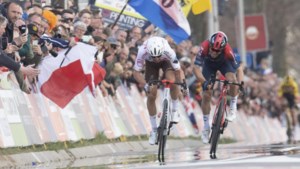 Verwarring over winnaar is smetje op ouderwetse Amstel Gold Race: Michal Kwiatkowski kan pas juichen na fotofinish 