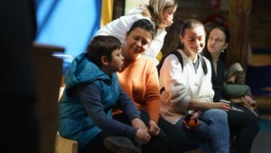 Inwoners Sittard-Geleen bezorgen Oekraïense vluchtelingen ontspannen middag: even geen oorlog, maar soep en spelletjes