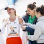 Marathon-wonder Nienke Brinkman kreeg tips van Limburgse coach en loopt Nederlands record: ‘En er zat nóg meer in haar tank’