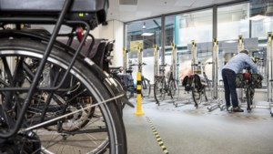 Door gehannes met fietsrekken zijn er nu vijftig parkeerplekken minder in de stalling in het Roermondse Roercenter