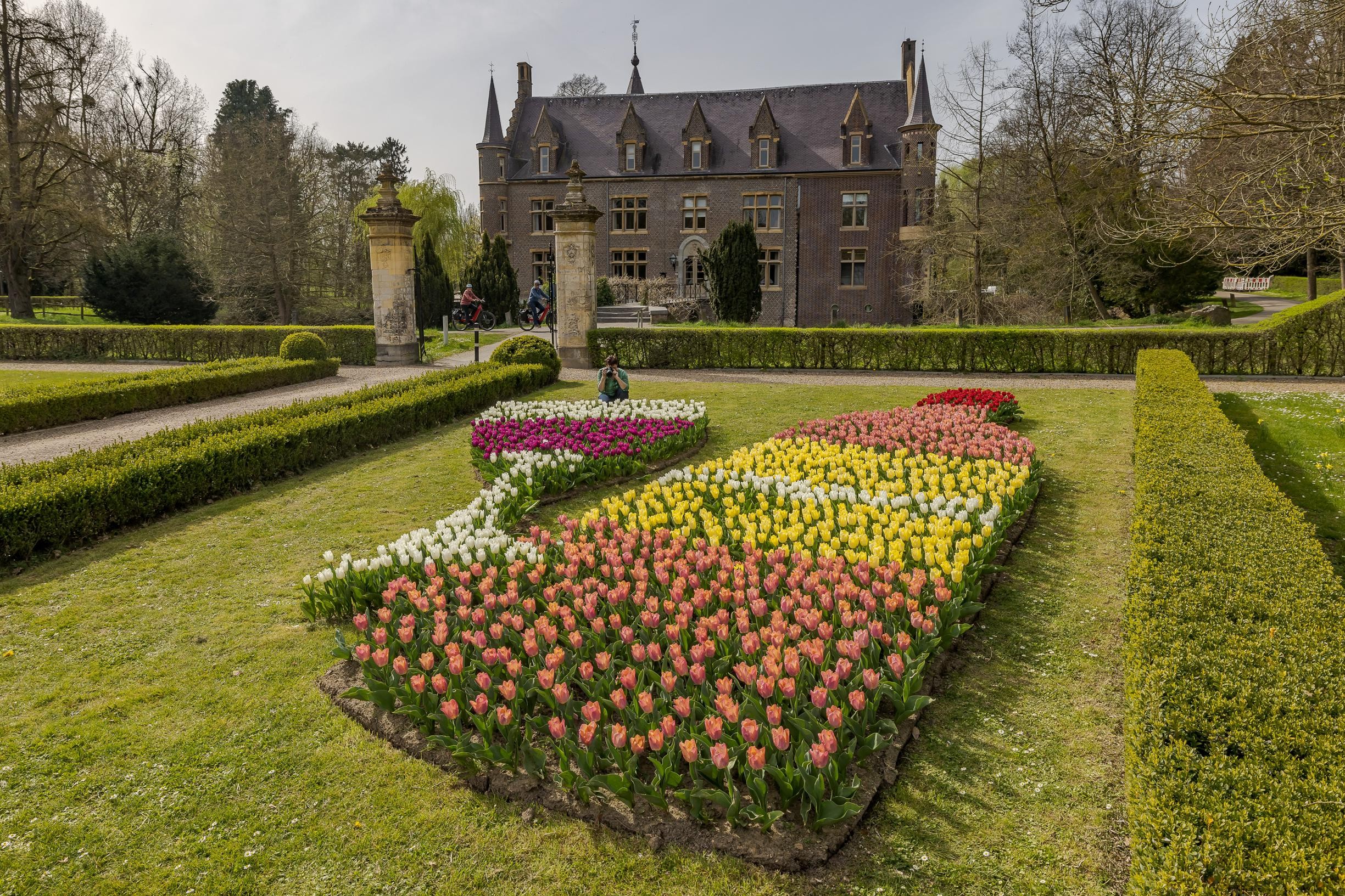 Bloemenzee In De Vorm Van Wijnfles En -glas Bij Kasteel Terw... - De ...