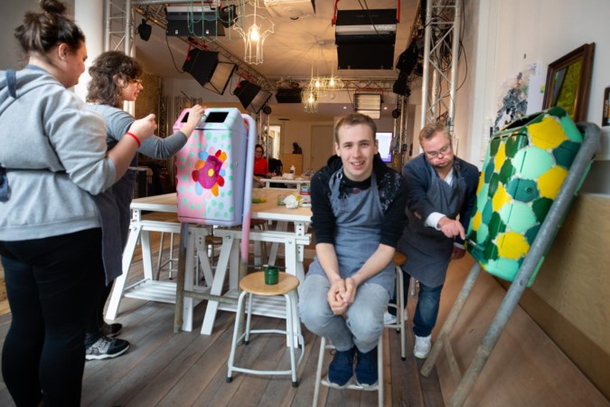 Jongeren pimpen prullenbakken met zelf ontworpen kunstwerken: ‘Zo geven we Sittard-Geleen meer kleur’