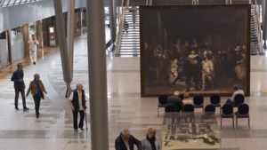 Ziekenhuis Geleen voor even Rijksmuseum: metersgrote replica van Rembrandts Nachtwacht trekt veel bekijks 