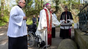 Bisschop Smeets beleeft zijn eigen kruisweg op Goede Vrijdag: ‘Hoeveel adem krijg ik nog?’