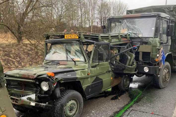 Nederlandse legervoertuigen van Patriotkonvooi uit Vredepeel na botsing in Slowakije gearriveerd