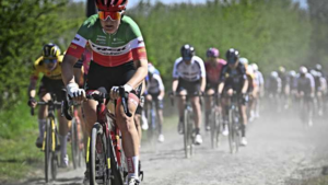 Elisa Longo Borghini wint Parijs-Roubaix na knappe solo