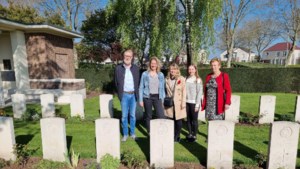Emotioneel bezoek aan graf van in Heel gesneuvelde Claude Mosley op Britse begraafplaats in Nederweert