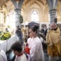 Noorbeek viert na verwoestende brand Pasen na een jaar weer in eigen kerk: ‘Onze Lieve Heer komt thuis’