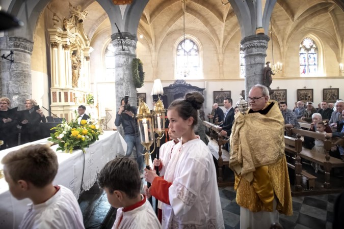 Noorbeek viert na verwoestende brand Pasen na een jaar weer in eigen kerk: ‘Onze Lieve Heer komt thuis’