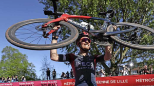 Dylan van Baarle vol ongeloof na triomf in Roubaix: ‘Dit is bizar’