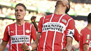 PSV-aanvoerder Gakpo dolblij met KNVB-beker: ‘Eindelijk een prijs’