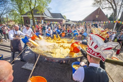 Ruim 5500 eieren in de pan; Hegelsom bakt grootste omelet van Nederland
