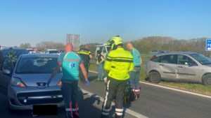 Vrouw raakt gewond bij ongeluk op afrit A73 bij Roermond