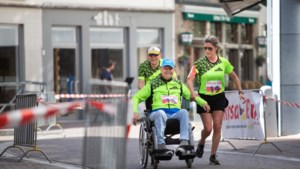 Estafettemarathon Rosa-Run in binnenstad Sittard brengt 110 hardlopers op de been voor het goede doel   