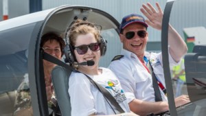 Kinderen met handicap of ziekte mogen een dagje meevliegen als piloot tijdens Hoogvliegersdag op vliegveld Beek