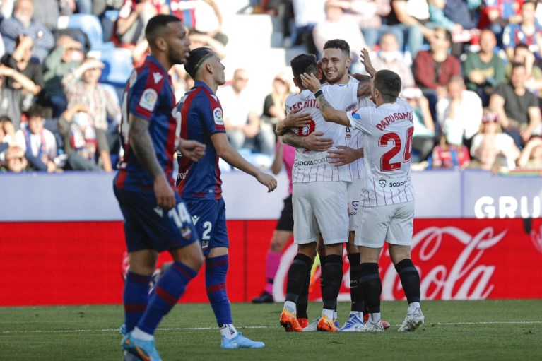 Barcelona naar tweede plek na zege op Real Sociedad