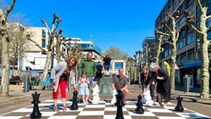 Levensgroot schaakspel in Heerlen-centrum geopend, dat tijdens openingstijden boekhandel gespeeld kan worden