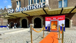 Koninklijk onthaal op station Maastricht op Koningsdag