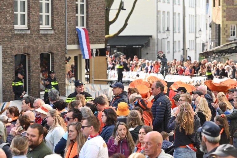 Foto’s: Oranjefans al vroeg op de been voor Koningsdag 
