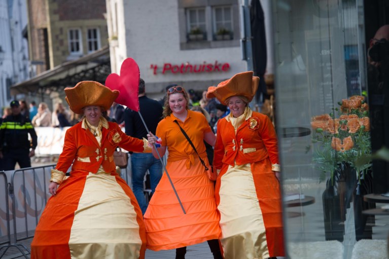 Foto’s: Oranjefans al vroeg op de been voor Koningsdag 